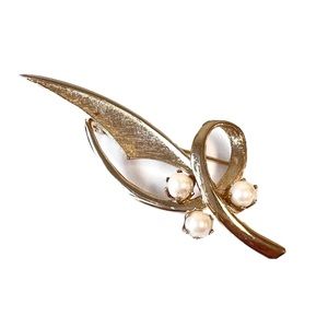 Brooks Vintage Gold & Faux Pearl Brooch